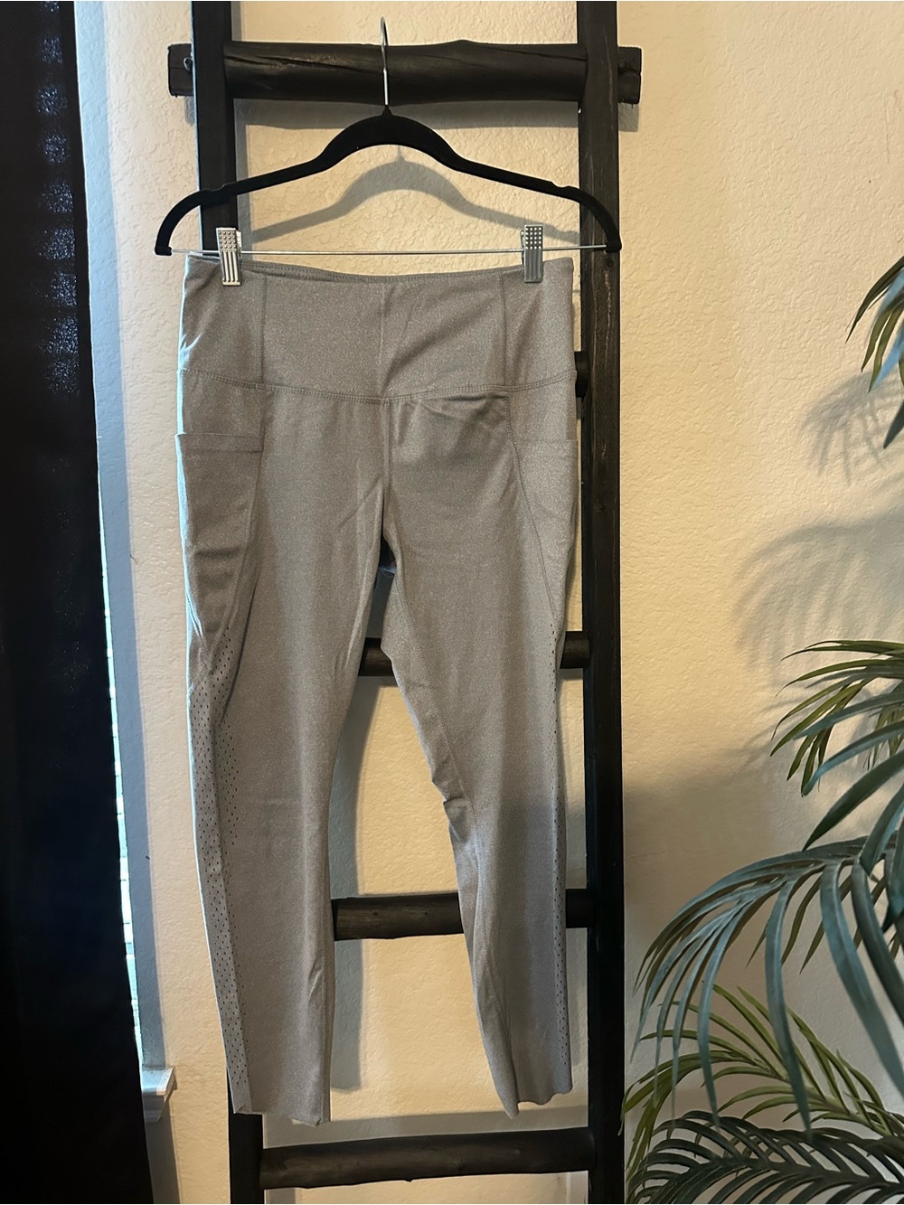 High-Waist Gray Active Leggings with Side Pockets
